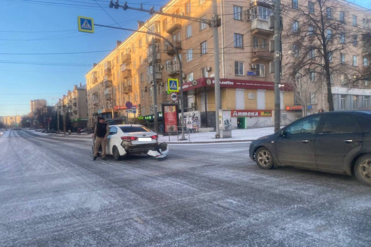 Авария с двумя автомобилями перекрыла проезд в самом центре Челябинска*1