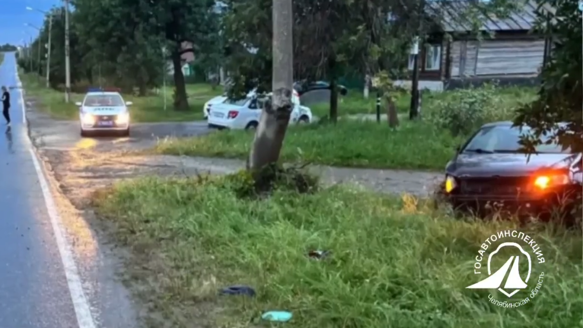 В Челябинской области пьяный водитель влетел в столб с непристёгнутыми пассажирами*