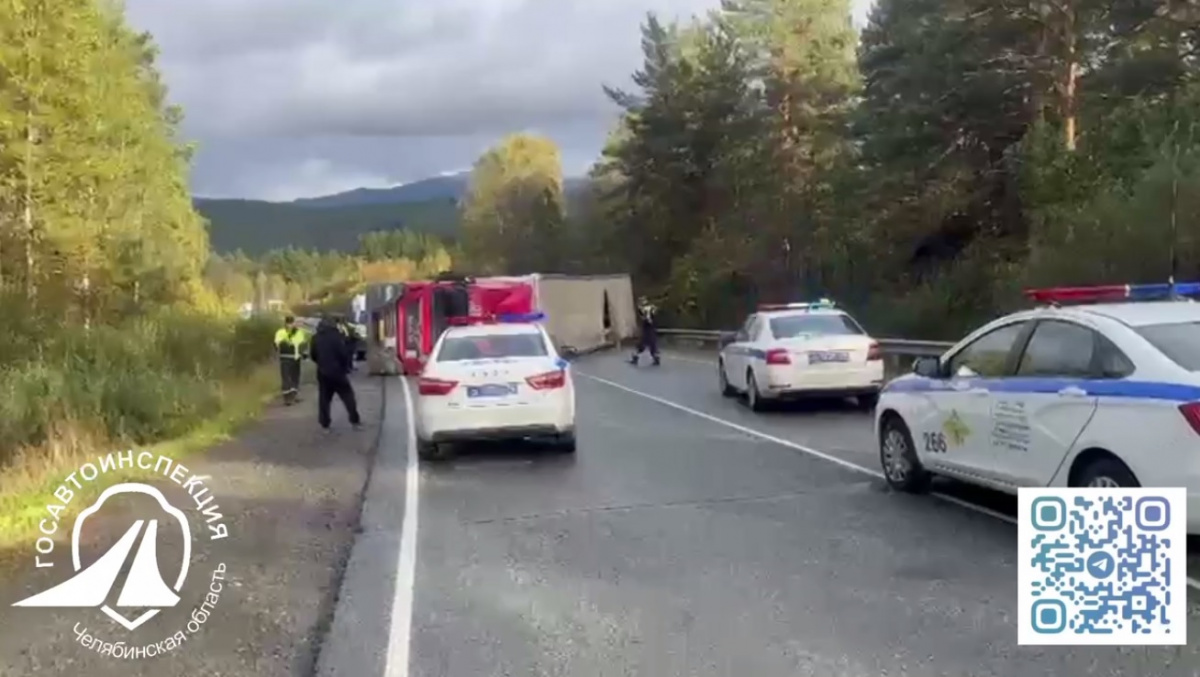 Опрокинутая фура перегородила трассу М5 в Челябинской области*