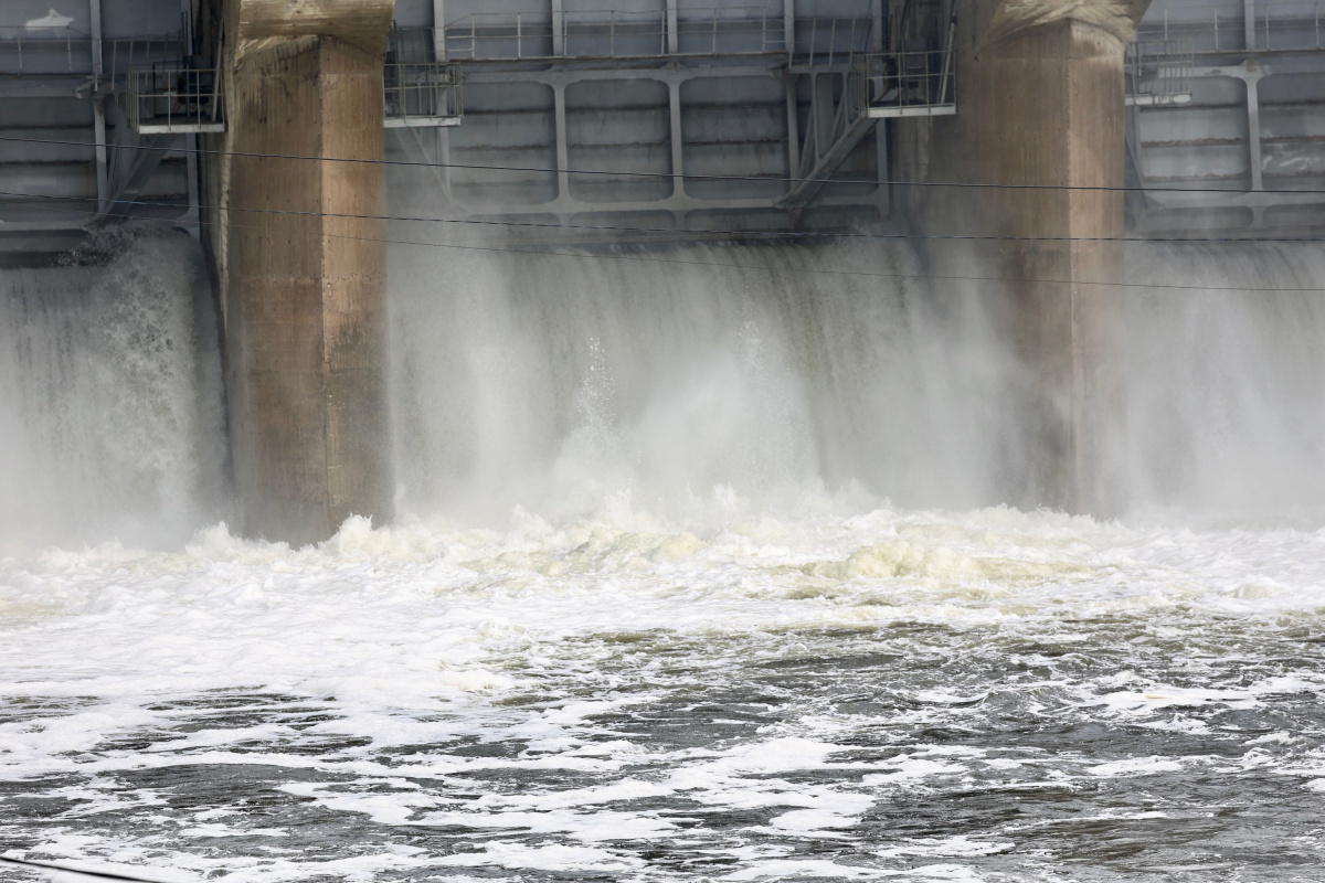 Алексей Текслер проверил течение воды на Шершневской плотине перед паводком*