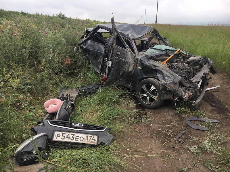 В Челябинской области на трассе разбилась легковушка с шестью людьми