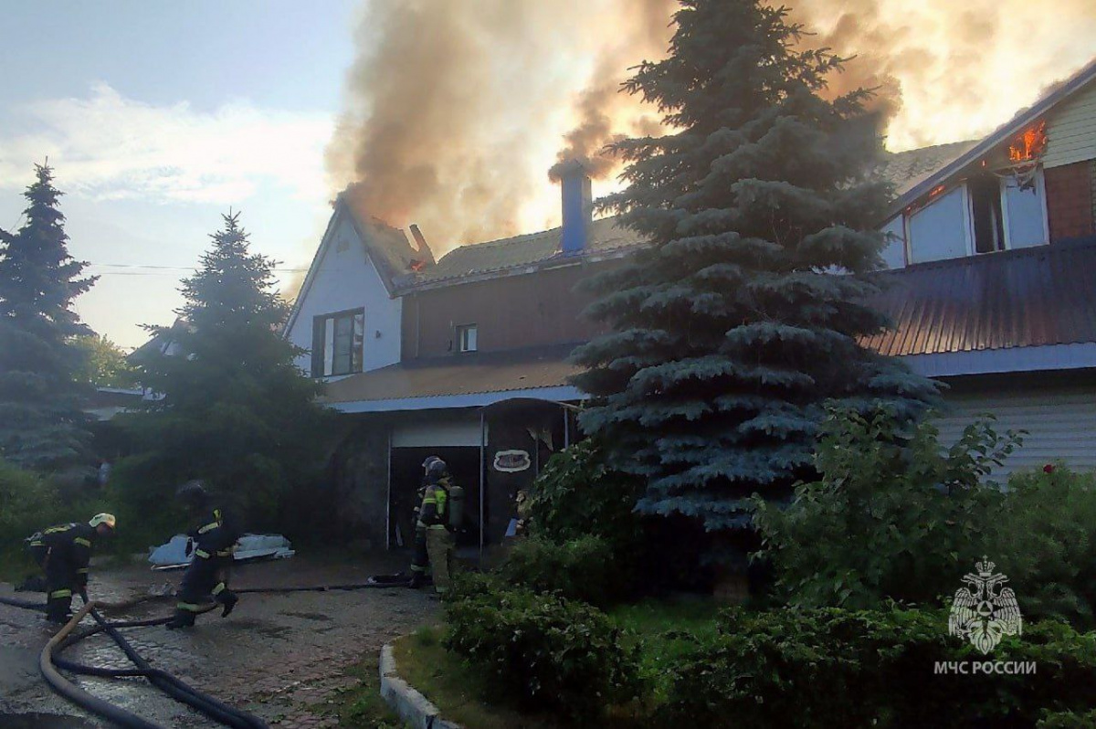 Сотрудники МЧС спасли пожилую женщину на пожаре в Челябинске*