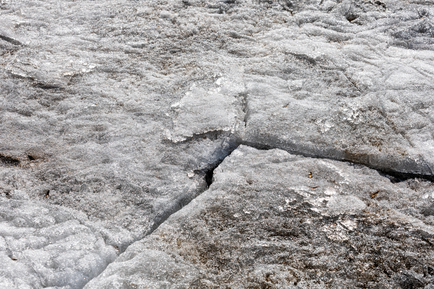 Ходят по тонкому льду: ради какой рыбы челябинцы рискуют жизнью