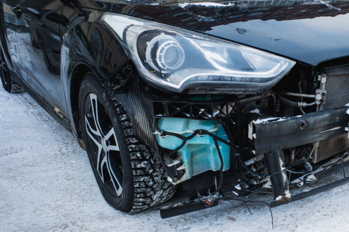 Автомобиль разнес остановку на северо-западе Челябинска*1