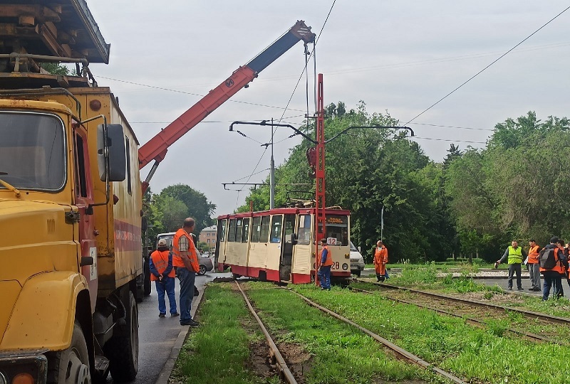 В Челябинске трамвай едва не снес электроопору, сойдя с рельсов