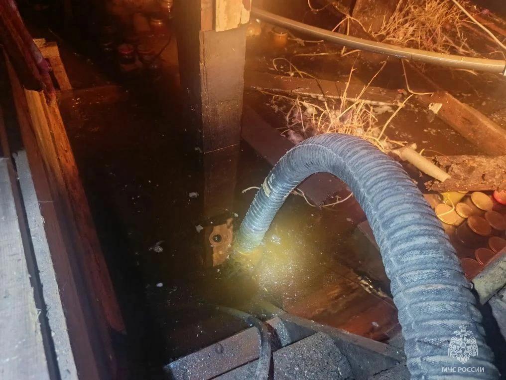 Вода отступила от жилых домов в Верхнем Уфалее*