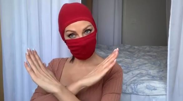 Наталья Краснова сделала маску от коронавируса из мужских трусов