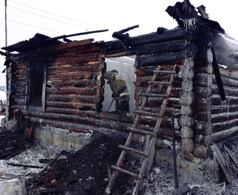 В Челябинской области тела трех человек нашли под обломками сгоревшего дома