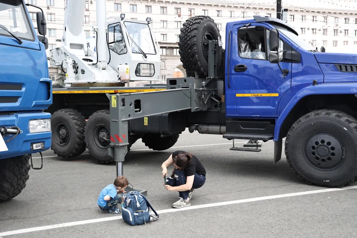 Дорожную и строительную технику массово собрали на главной площади Челябинска