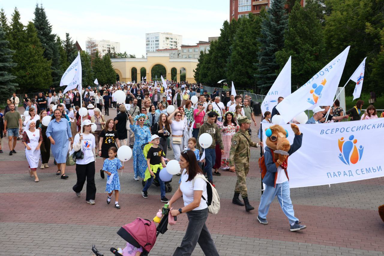 Челябинцы отметили День семьи, любви и верности шествием по центру города