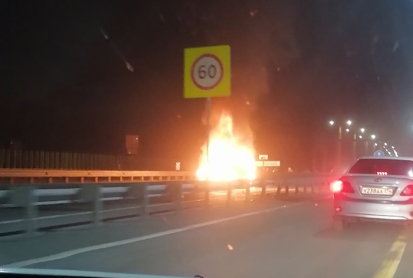 В Челябинске во время пожара взорвался автомобиль