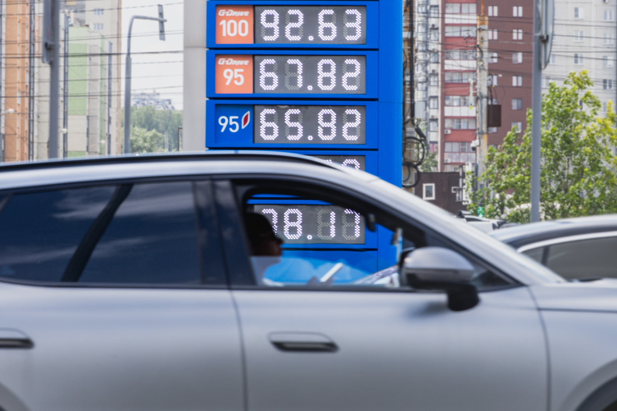 Бензин есть, но нужно подождать! Челябинцы выстроились в очереди на АЗС