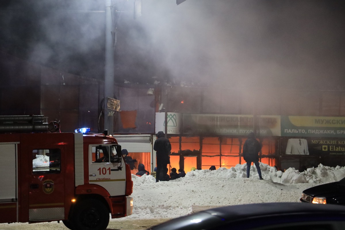 В районе пожара на рынке в Челябинске ограничили движение*1