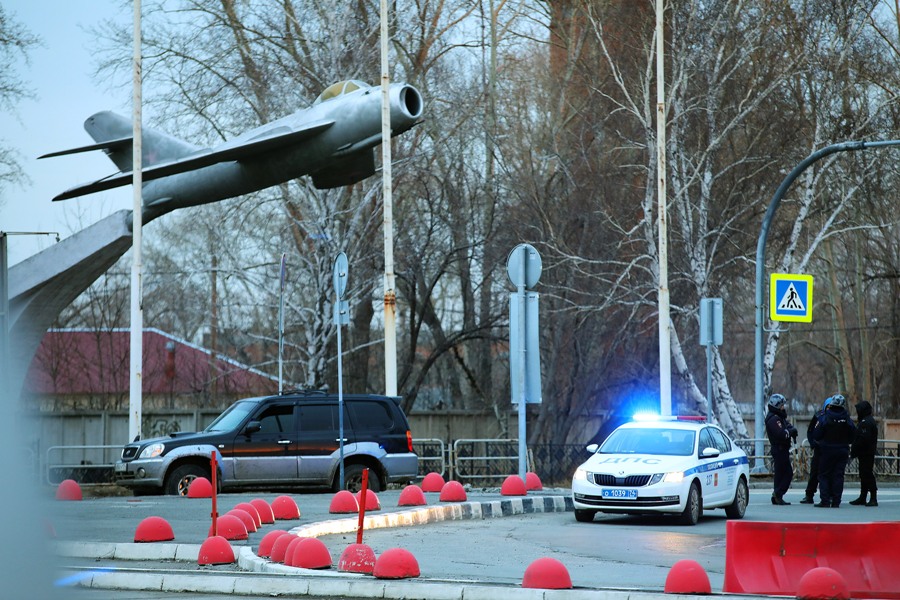 Пассажиров не выпустили из самолета в Челябинске из-за опасности взрыва*1