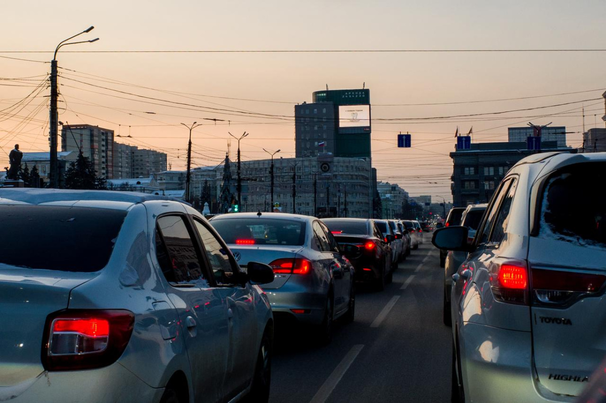 Челябинск встал в заторах из-за снегопада, который никак не кончится*1