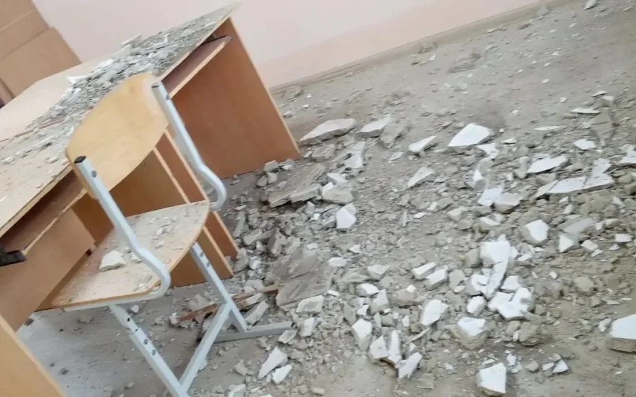 Из-за падающего потолка в Копейске почти 100 детей отправили в другие школы*
