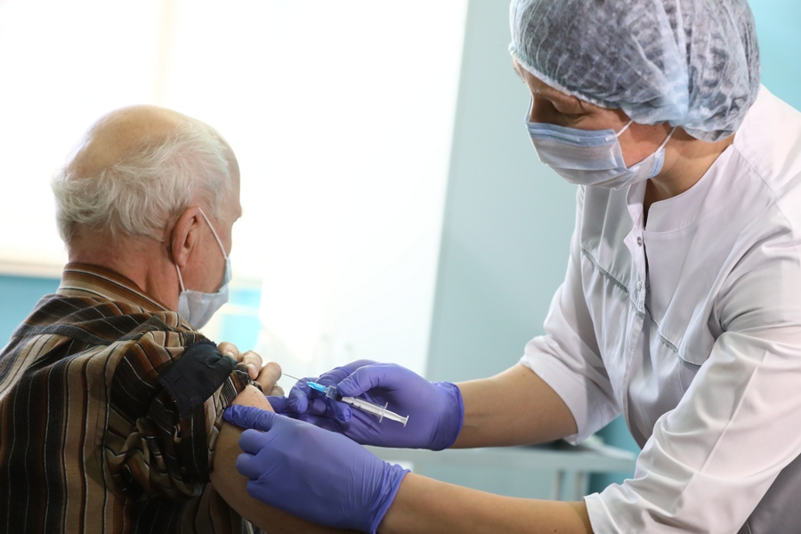 Студентов и пенсионеров Челябинской области обяжут пройти вакцинацию