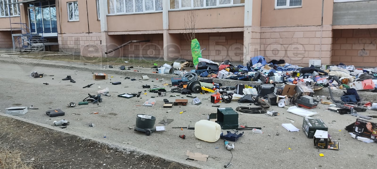 Магнитогорец выбросил из окна квартиры 130 тысяч рублей, ценные вещи и оружие