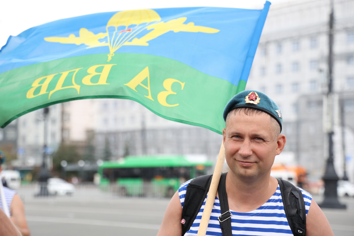 Алексей Текслер поздравил южноуральских десантников с Днем ВДВ*