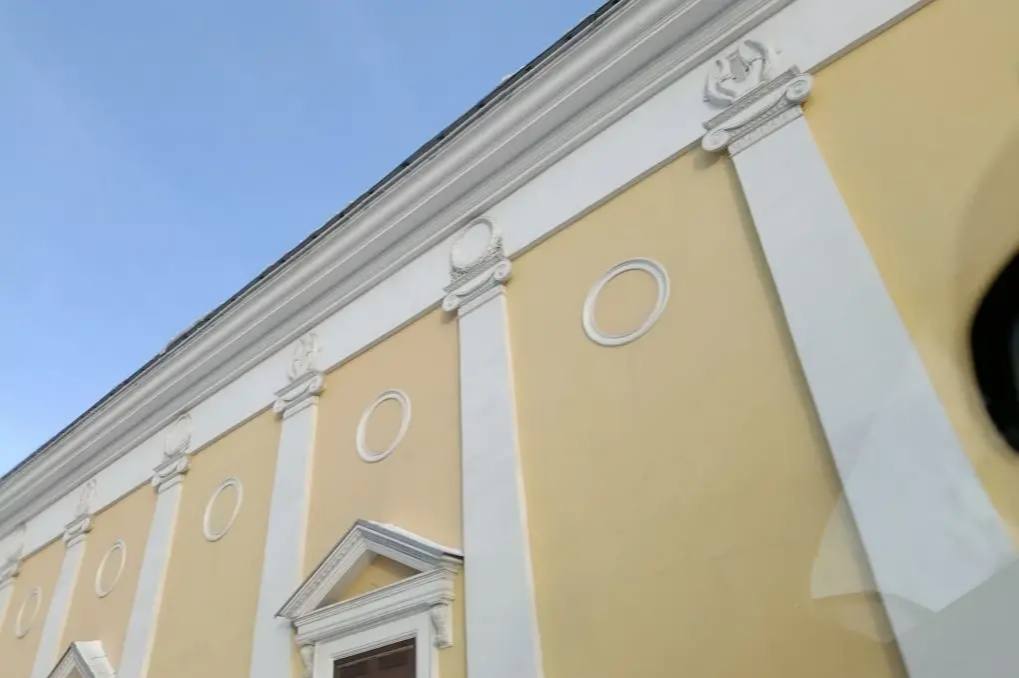 После огласки ледяные глыбы убрали с крыши филармонии в центре Челябинска*