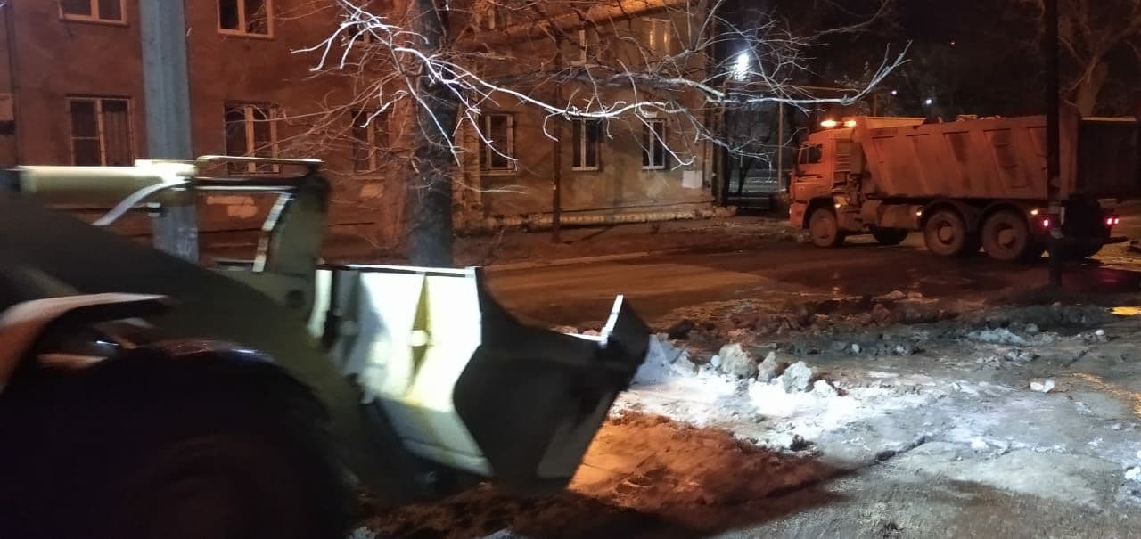 В субботу челябинские дороги вышли чистить 329 рабочих