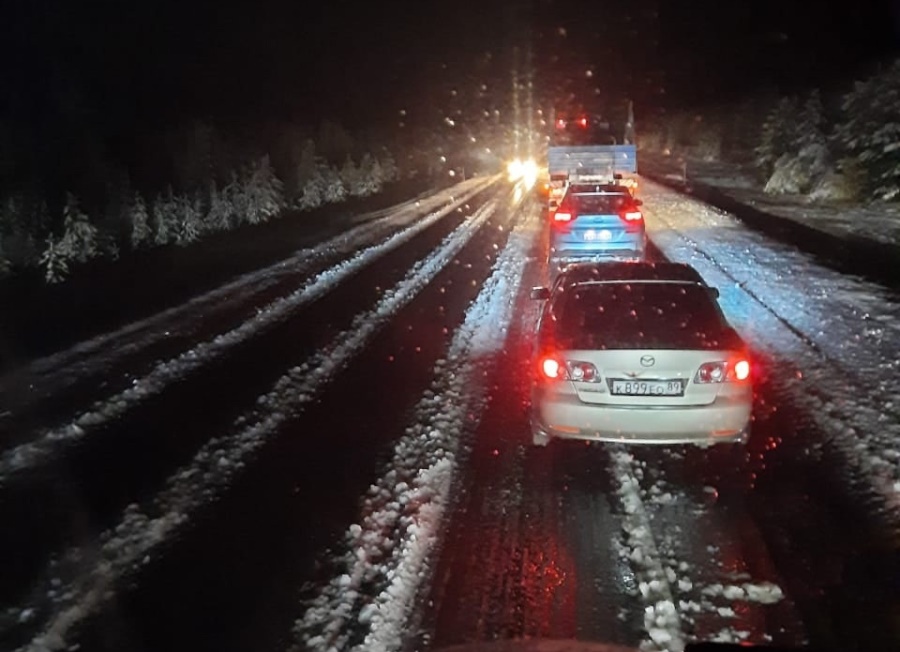 Трассу М5 в Челябинской области завалило снегом