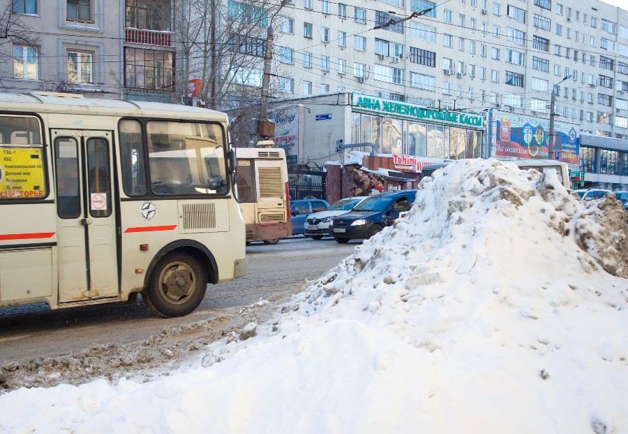 Маршрутка загорелась на заправке в Челябинске*1