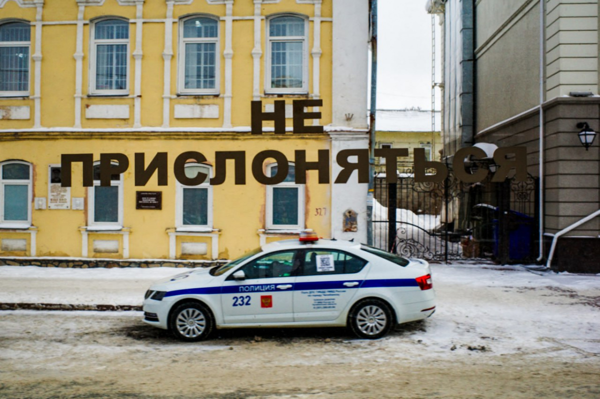 79-летний челябинец на Renault протаранил крыльцо алкомаркета*1