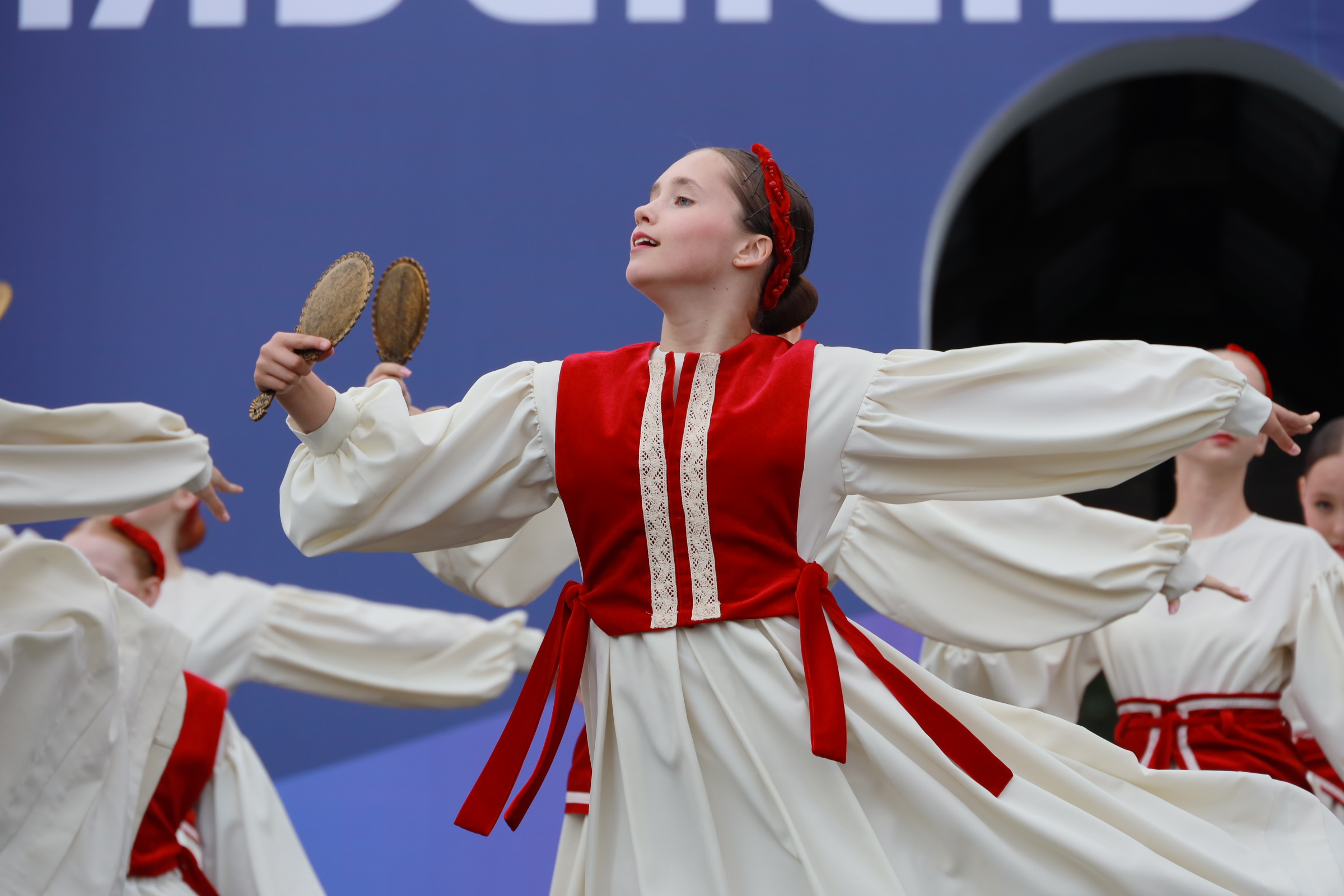 Центр Челябинска наполнился спелыми плодами и цветочным ароматом