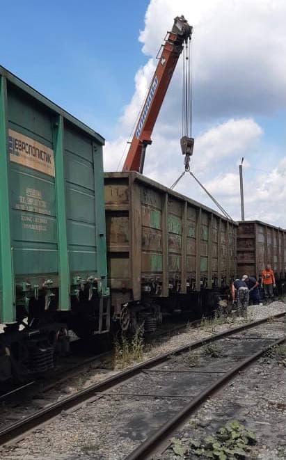 Под Златоустом вагон сошел с рельсов во время погрузки щебня