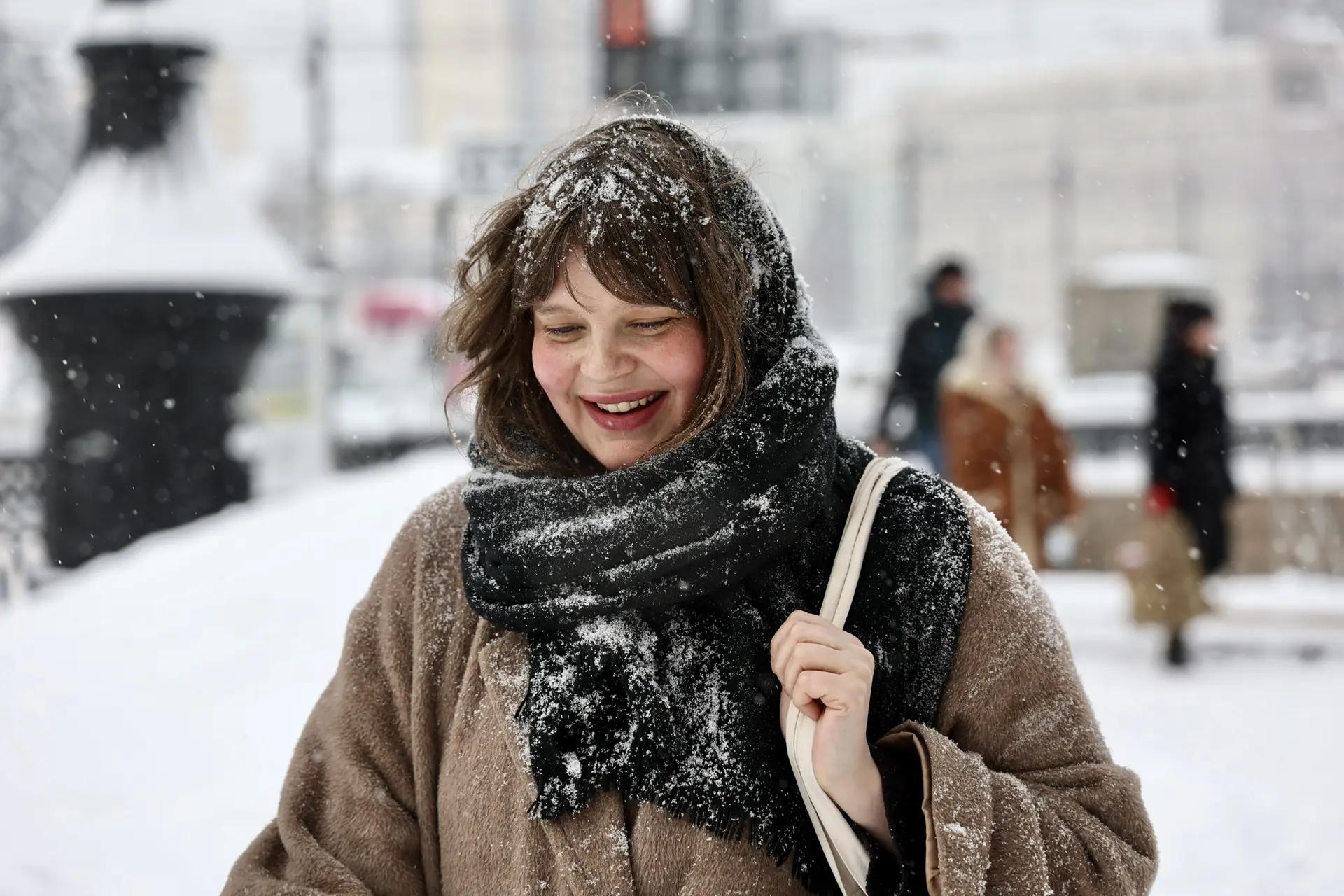 Погода держит в тонусе: в Челябинске продолжается борьба с сугробами