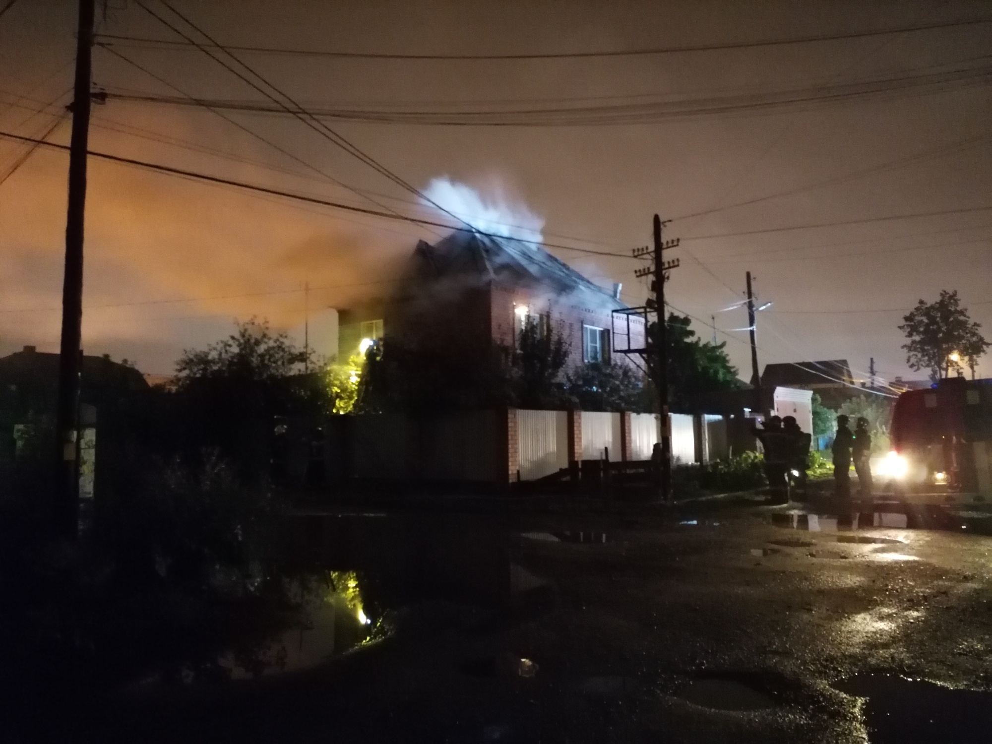 В Челябинске из-за грозы сгорел двухэтажный коттедж