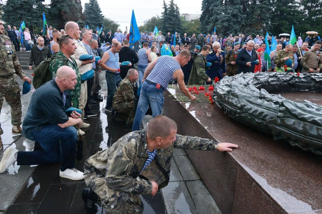 Подумаешь, дождь: погода не помешала отметить День ВДВ в Челябинске