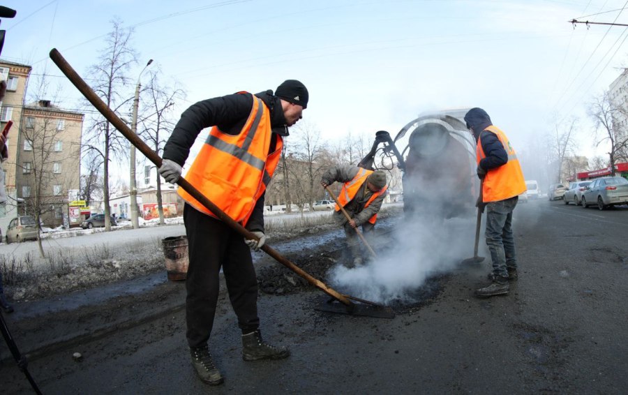 Ямочный ремонт начали на дорогах Челябинска