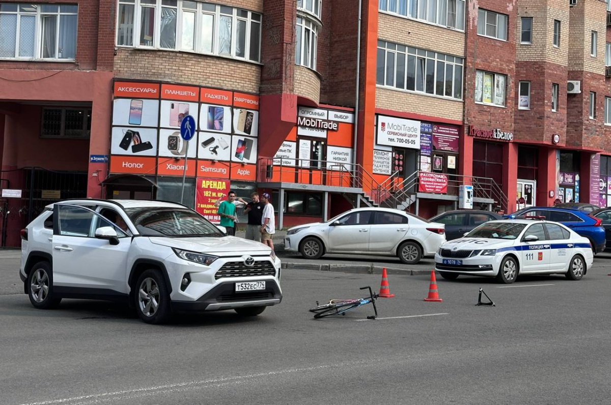 Велосипедист попал под автомобиль в центре Челябинска*1