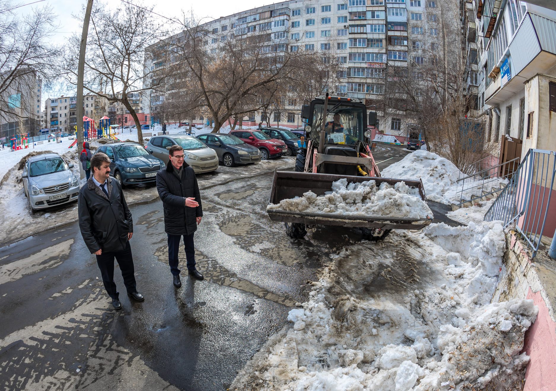 Сергей Антипов лично проверил качество уборки дворов и тротуаров в Курчатовском районе*1