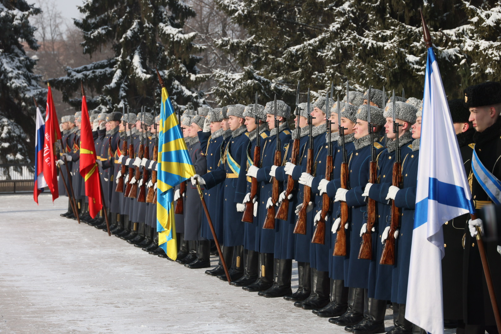 Губернатор Алексей Текслер возложил цветы к Вечному огню в Челябинске