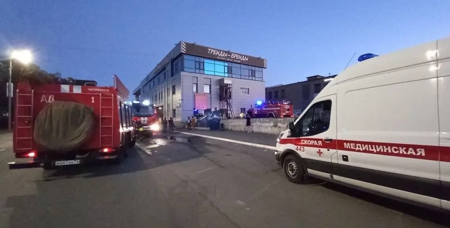 10 человек эвакуировали из горящего торгового центра в Челябинске