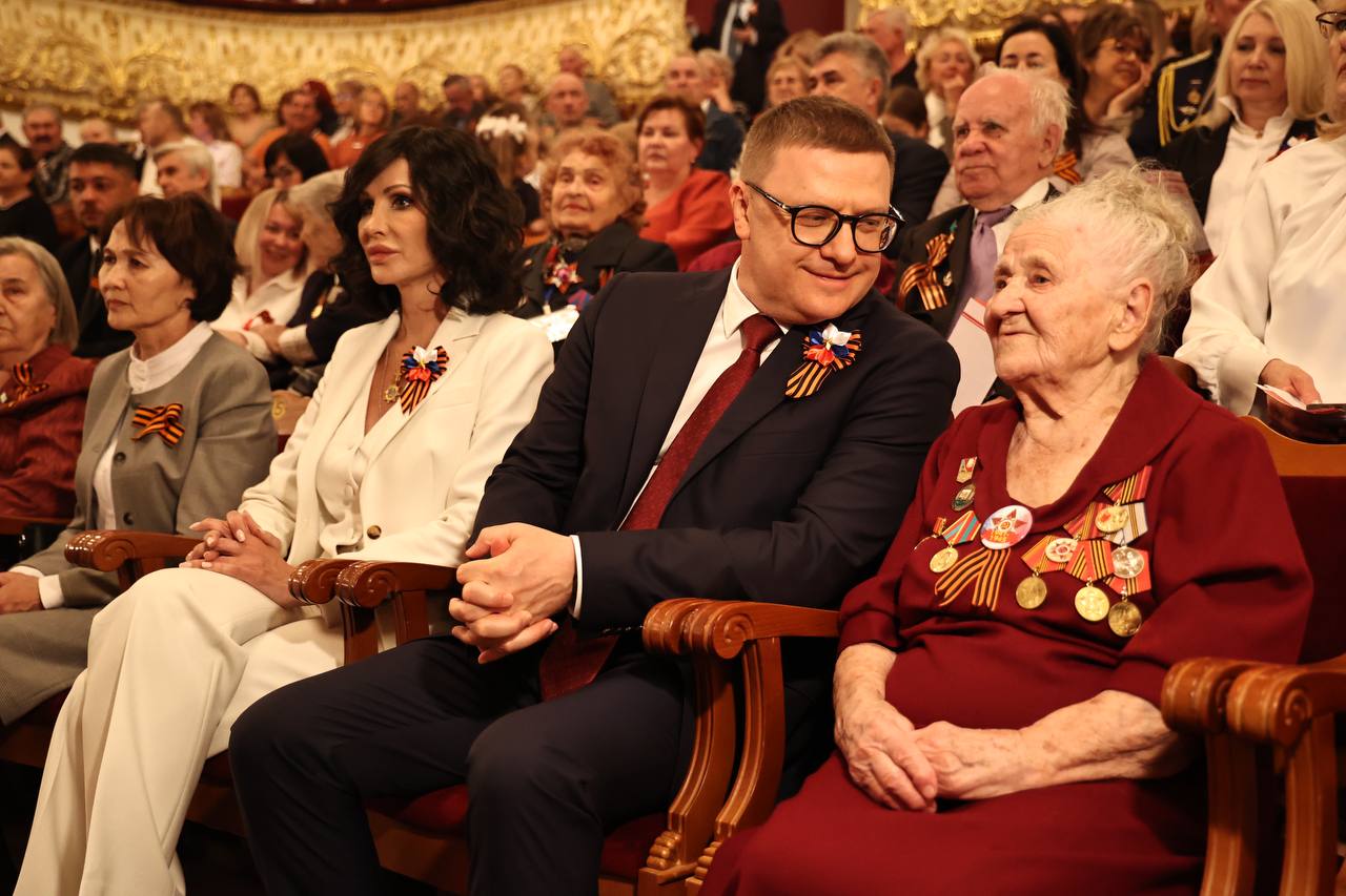 Текслер вручил награды бойцам СВО и волонтёрам на концерте в честь 80-летия Победы