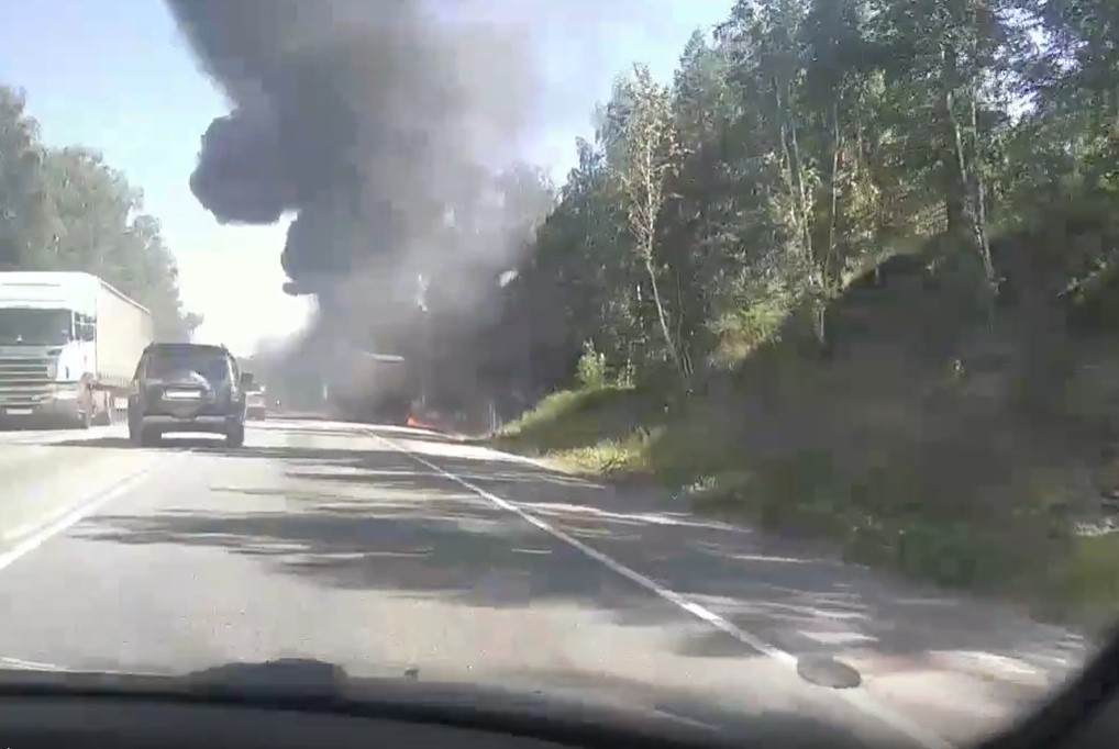Автомобили встали в пробку из-за горящей фуры на трассе в Челябинской области