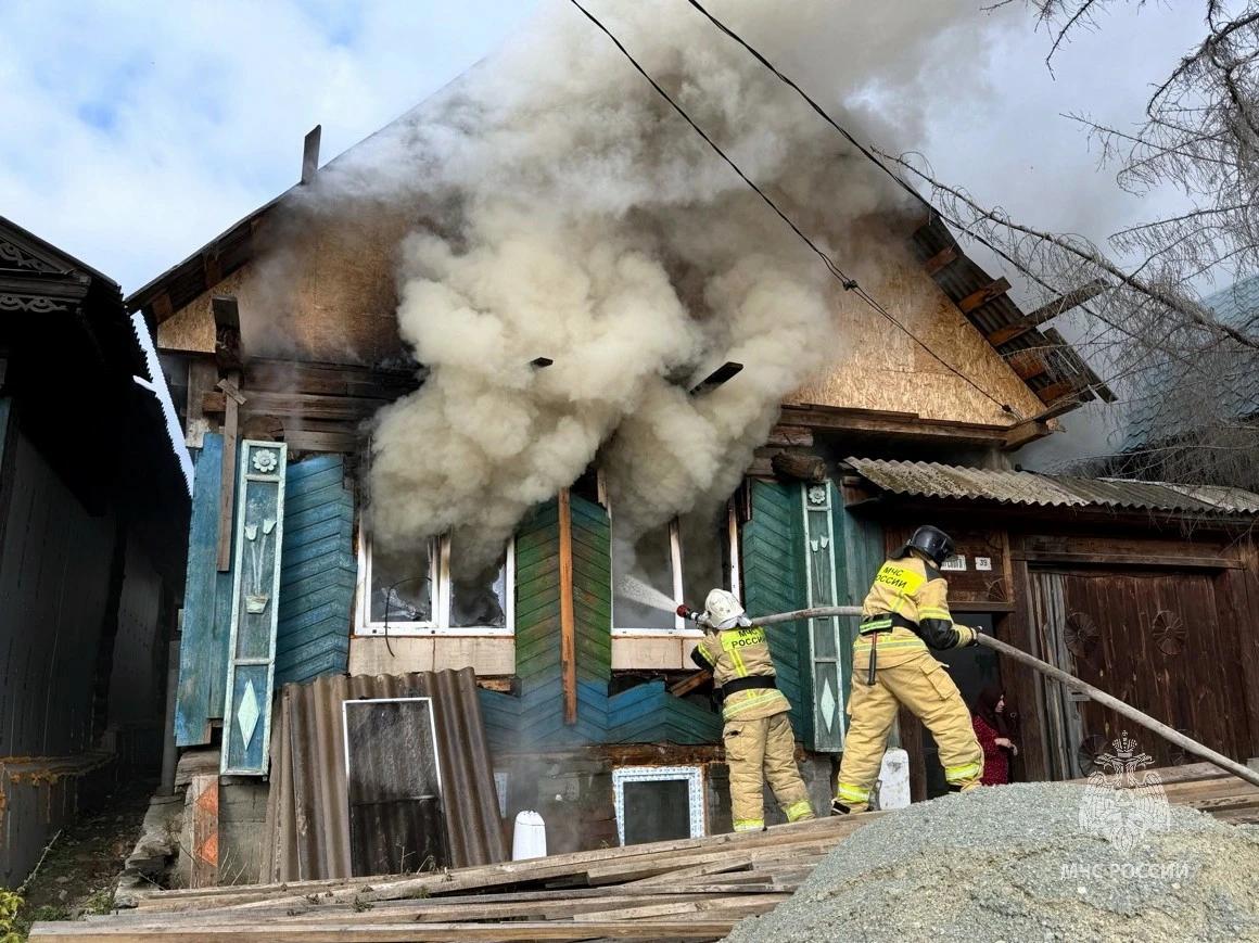 Больше 10 огнеборцев отбивали от огня жилой дом в Кыштыме*