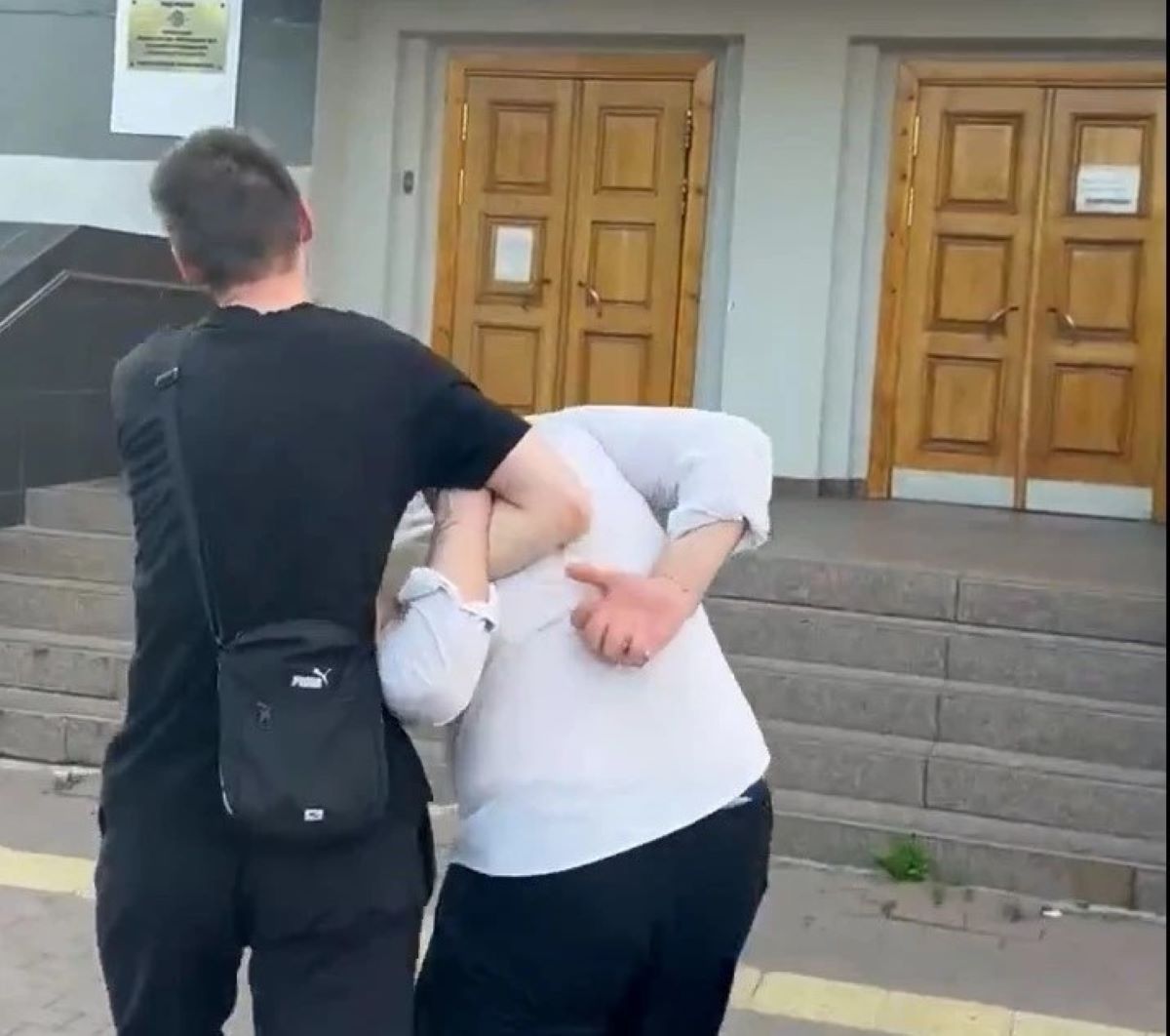 Челябинца задержали за сожжение паспорта на камеру*