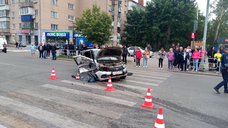 Четверо детей и женщина пострадали в массовой аварии из пяти машин