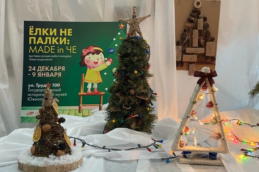 В музее Челябинска выставили елки из брусков, ниток и одноразовых масок