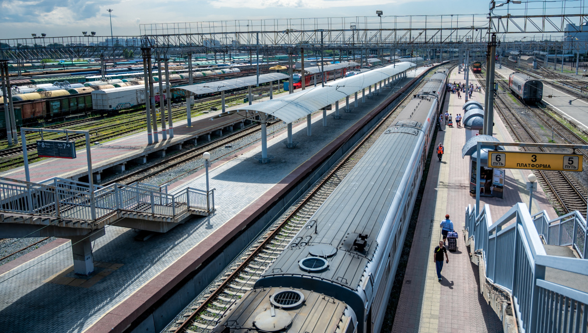 Солистка группы «Демо» выбралась из перевернувшегося челябинского поезда через окно*