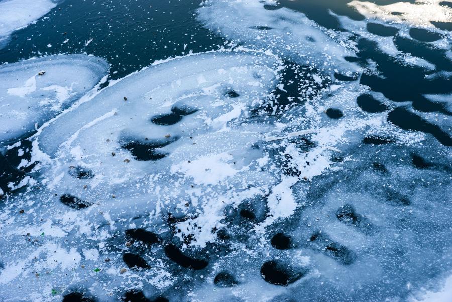Трое детей опасно сплавлялись на льдине по реке Ай в Златоусте *1