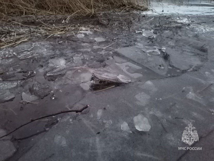 В Челябинской области спасатели вытащили на берег провалившегося под лёд рыбака*