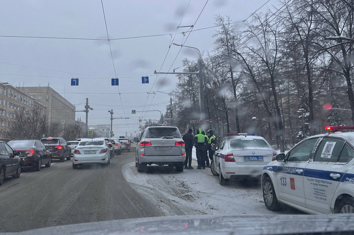 Автомобиль с номерами ООО остановили ДПС в центре Челябинска*