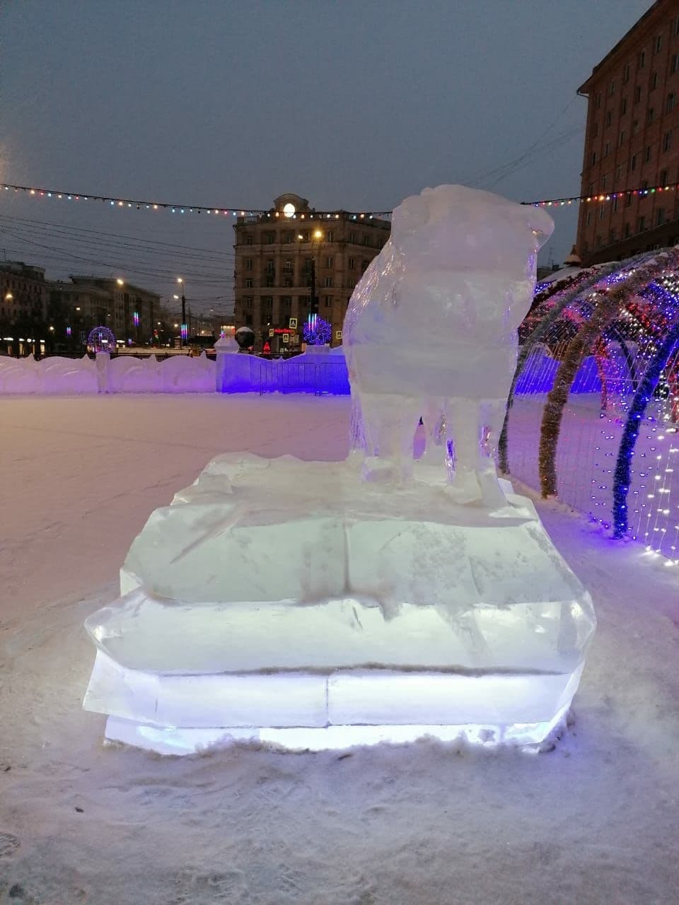 В главном ледовом городке Челябинска сломали ледяную скульптуру