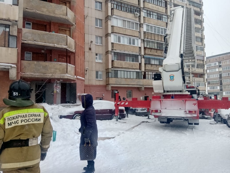 Более 60 жильцов спасли из горящей 16-этажки в Магнитогорске